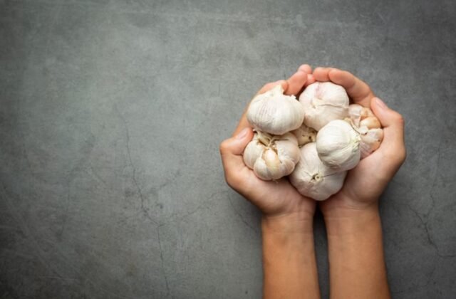 why-do-my-fingertips-smell-like-garlic-causes-solutions