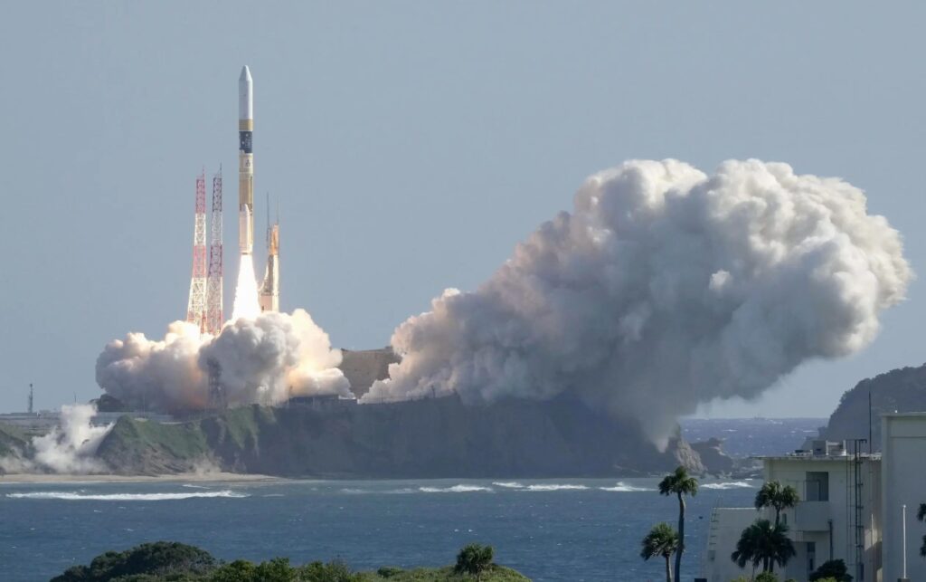 Japan’s H2-A rocket successfully launches, heading toward the moon for a historic landing
