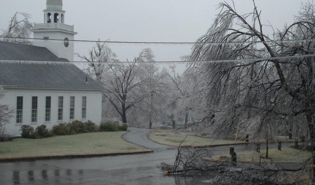 Ice storm causes delay for schools and businesses in central Arkansas